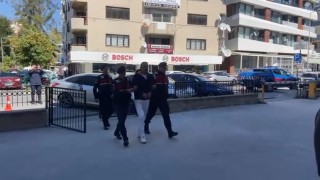 Eşini 20 balta darbesiyle öldüren zanlı Kuşadasında jandarmaya yakalandı