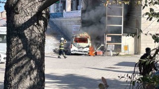 Eskişehirde faciadan dönüldü: İçerisinde 4 çocuğun bulunduğu araç cayır cayır yandı