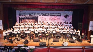 Ev hanımlarından oluşan korodan muhteşem konser