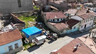 Evden çıkarılan yaşlı adam kurduğu çadırda yaşam mücadelesi veriyor