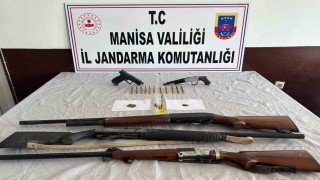 Evlerinde ruhsatsız tabanca ve tüfeklerle yakalandılar