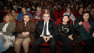 Eyüpsultan Belediyesinin 8 Marta özel düzenlediği etkinlikte Sumru Yavrucuk sahne aldı