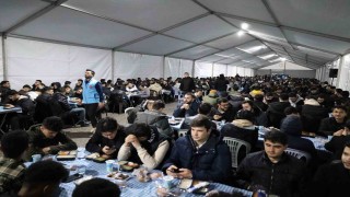 Farklı renklerdeki binler aynı sofrada oruç açtı