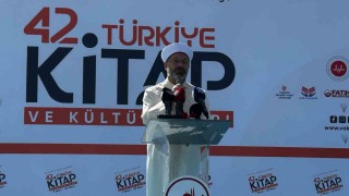 Fatih Camiinde Ramazan ayının ilk cuma namazı kılındı, Diyanet İşleri Başkanı Ali Erbaş hutbe verdi
