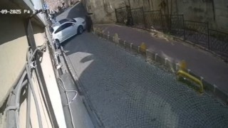 Fatihte vitesleri karıştırınca kaldırımdaki kadına çarptı: O anlar kamerada