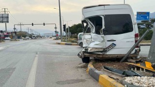 Fethiyede servis minibüsü ile kamyon çarpıştı: 4 yaralı