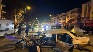 Fiat Tofaş otomobil, park halindeki araçlara çarpıp hurdaya döndü: 1i ağır 2 yaralı