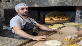 Fırıncılar iftar sofraları için ter döküyor