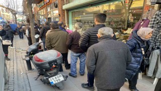 Fırınların önünde metrelerce pide kuyruğu oluştu