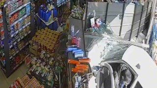 Fren yerine gaza basınca markete girdi, o anlar kamerada
