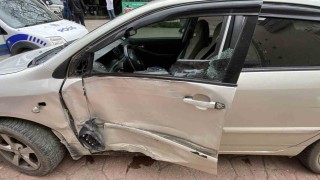 Freni tutmayan otomobilin altında kalmaktan kıl payı kurtuldu: 2 yaralı
