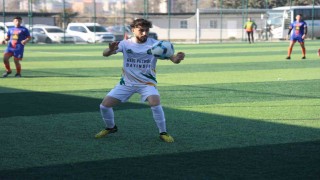 Futbol aşkından vazgeçmeyen Suriyeli Muhammed, savaştan kaçıp sığındığı Türkiyede yeşil sahada ter döküyor