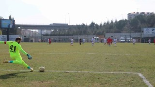 Futbolcular sentetik zeminde zorlandı, maçların yeri değişti