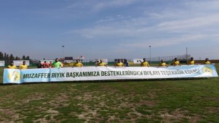 Futbolculardan Başkan Bıyıka teşekkür pankartı
