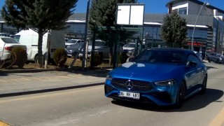 Gasp edildiği kişilerden kurtulmak için otomobilden atlayan adamın sağlık durumu ciddiyetini koruyor