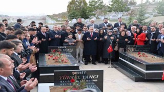 Gazeteci İsmail Güneş ve beraberindekiler mezarı başında anıldı
