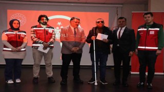 Gazi Sedat Aktaşa anlamlı destek: Akıllı baston takdim edildi