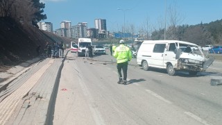 Gaziantepte hafif ticari araç ile otomobil çarpıştı: 1 ölü, 3 yaralı
