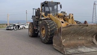 Gaziantepte iş makinesi ile otomobil çarpıştı: 1 ölü, 4 yaralı