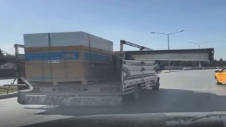 Gaziantepte kasası açık halde seyreden kamyonet tehlike saçtı