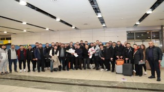 Gebzenin voleybol takımı çiçeklerle karşılandı