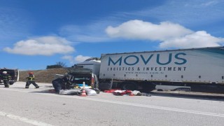 Gedizde ticari araç ile tır çarpıştı: 1 ölü, 3 yaralı