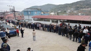 Geleneksel bayramlaşmada metrelerce kuyruk oluştu