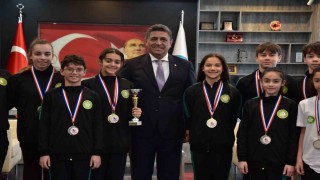 Genel Sekreter Deste şampiyonları ağırladı