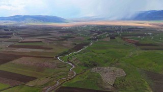 Gölbaşı beldesindeki menderesler görsel şölen oluşturdu