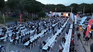Gömeçte Balıkesir Büyükşehir Belediyesinin iftarına vatandaş akını