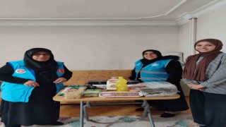 Gönüllü kadınlar öğrencilere yemek ikram ediyor