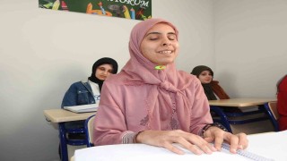 Görme engelli öğrenciler, mukabele geleneğini Braille alfabesiyle sürdürüyor