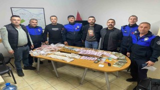 Görme engelli taklidi yapan dilencinin üzerinden 32 bin lira çıktı