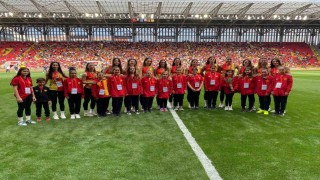 Göztepe Kadın Voleybol Takımı, yeşil sahada şampiyonluğu kutladı