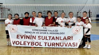 Gümüşhanede anneler ve kızları voleybol maçında karşı karşıya geldi