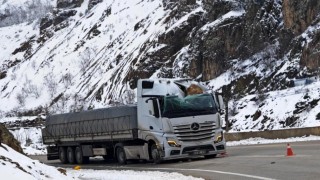 Gümüşhanede tırın üzerine kaya düştü: Sürücü yaralandı