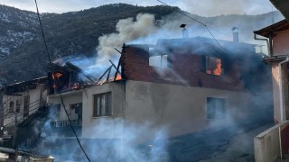 Gümüşhanedeki yangında 2 çatı ve 1 ambar kül oldu