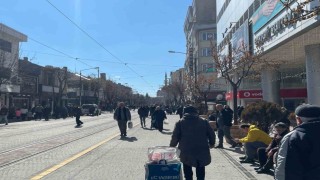 Güneşli havanın etkisiyle vatandaşlar kent merkezinde yoğunluk oluşturdu
