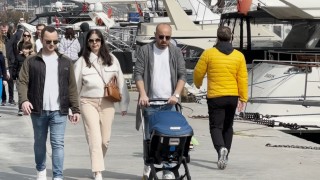 Güneşli havayı fırsat bilen vatandaşlar bayramın ilk gününde Bebek Sahiline akın etti