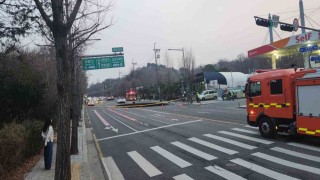Güney Koredeki bir otoyolda oluşan dev çukur hareket halindeki motosikleti yuttu: 1 kayıp, 1 yaralı