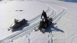 Güzel havaları fırsat bildiler kış ortasında Kadırga Yaylası ve obalarını kar motoru ile gezdiler
