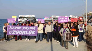 Güzelbahçede kadın hakları için tersine yürüyüş düzenlendi