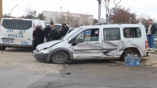 Hafif ticari araç ile otomobil çarpıştı, yoldan geçen yaya ağır yaralandı