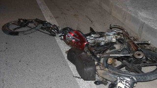 Hafif ticari araçla çarpışan motosiklet parçalandı: 2 kişi öldü