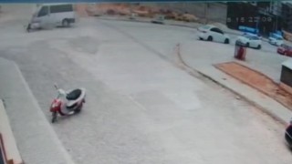 Hafif ticari araçla çarpışan motosikletli hayatını kaybetti: Feci kaza kamerada