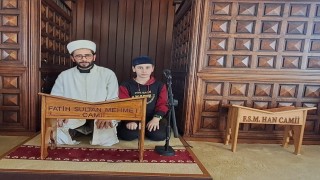 Hafız baba ve oğlu aynı camide ezberden mukabele okuyor