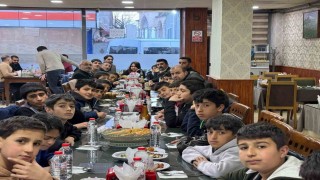 Hafızlık öğrencilerine anlamlı iftar yemeği