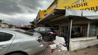 Hakimiyeti kaybeden sürücü araca çarptı, araç işyerine girdi