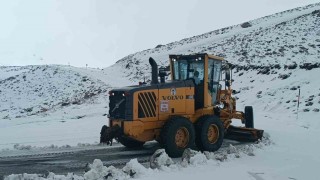 Hakkaride kardan kapanan kayak merkezi yolu açıldı