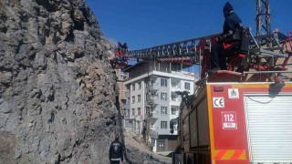Hakkaride tehlike saçan taşlar güvenli şekilde indirildi